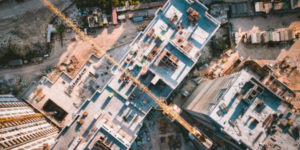 La construcción muestra los primeros brotes verdes tras la COVID-19